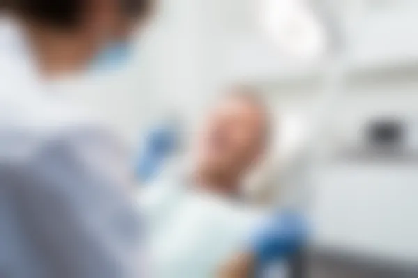 西安双宝口腔医院医生介绍与联系方式，了解种植牙价格及预约挂号流程
