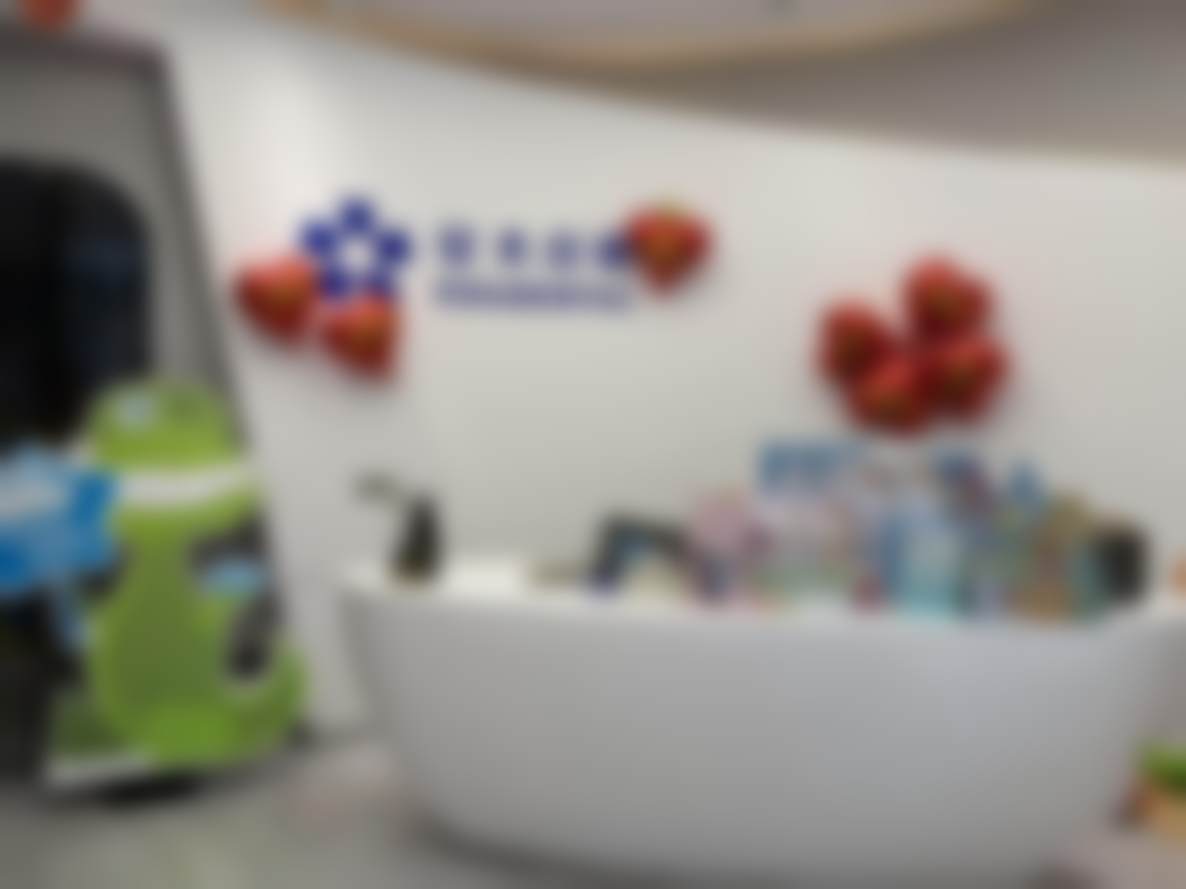 二、种植牙2452元起：品牌与技术差异解析