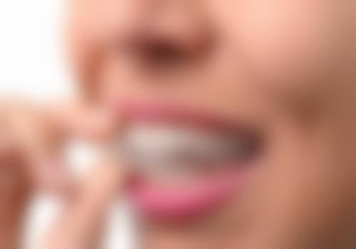 种植牙和镶牙术中谁的痛感更低？